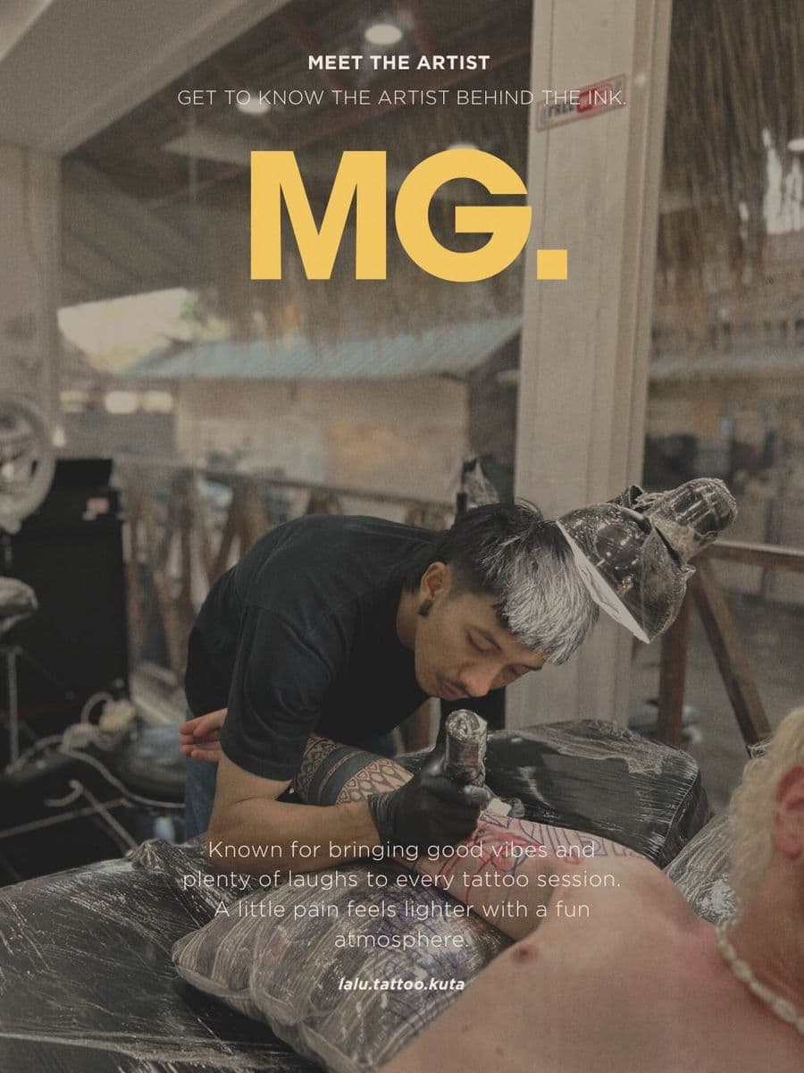 MG sedang menato klien di studio