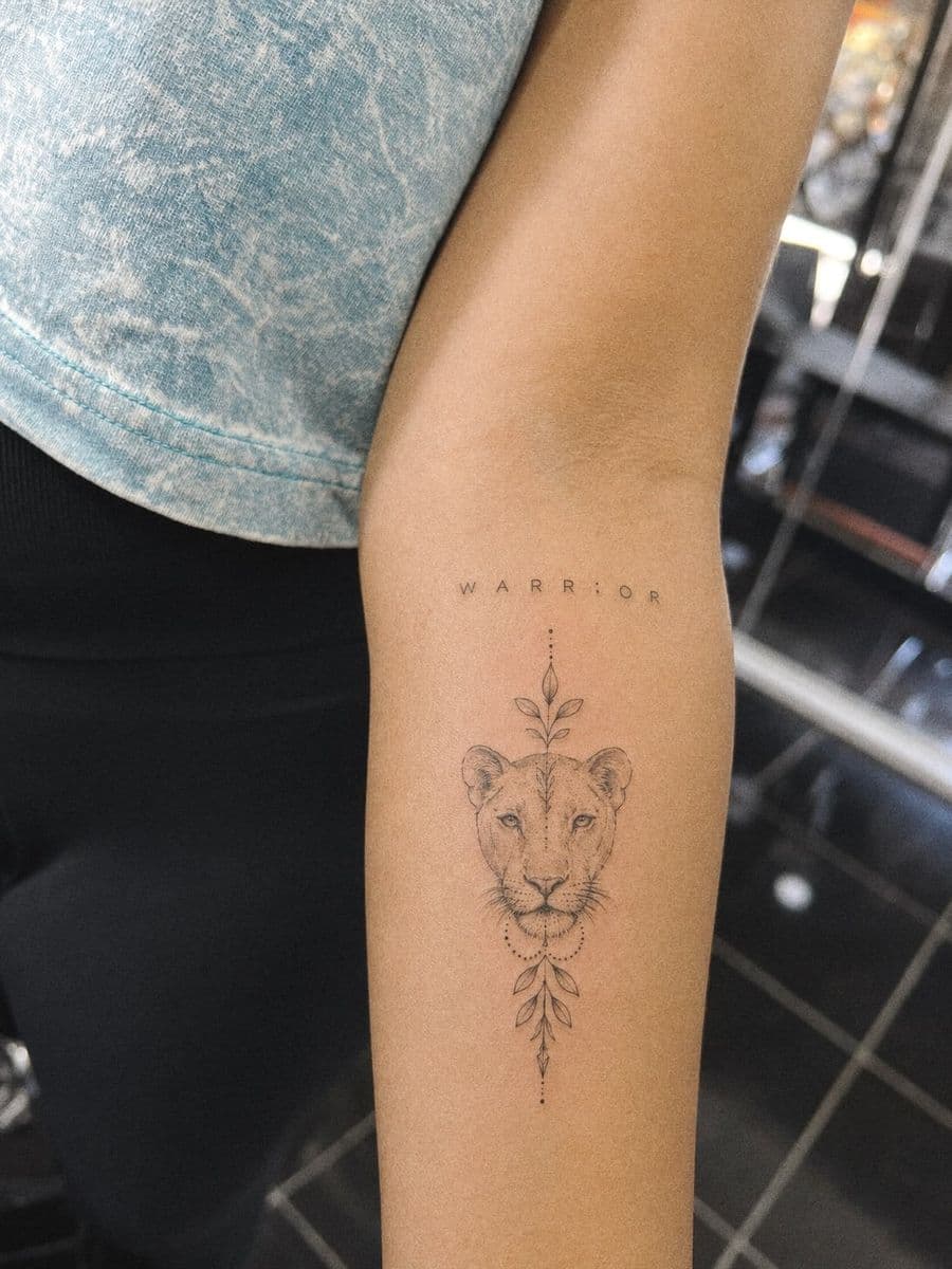 Tato singa betina fine line di lengan bawah